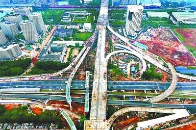 2019年7月5日，俯瞰三环线上正在建设中的光谷立交桥.jpeg