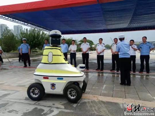 8月7日,邯郸机器人交警在邯郸东站正式上岗.jpeg