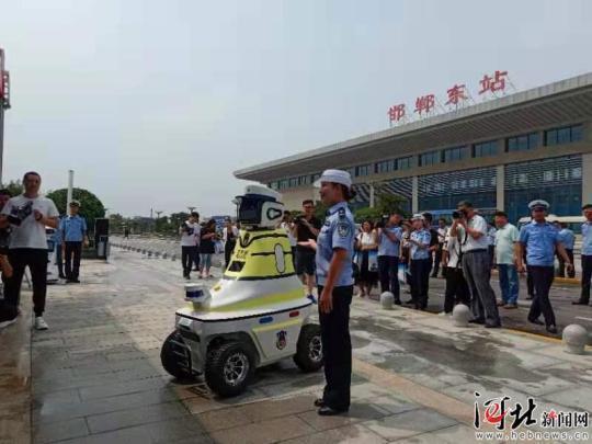 8月7日,邯郸机器人交警在邯郸东站正式上岗2.jpeg