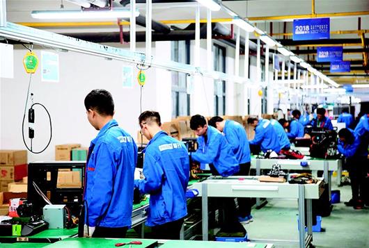 图为：黄陂攀升电脑车间繁忙情景。（黄陂区委宣传部供图）.jpg