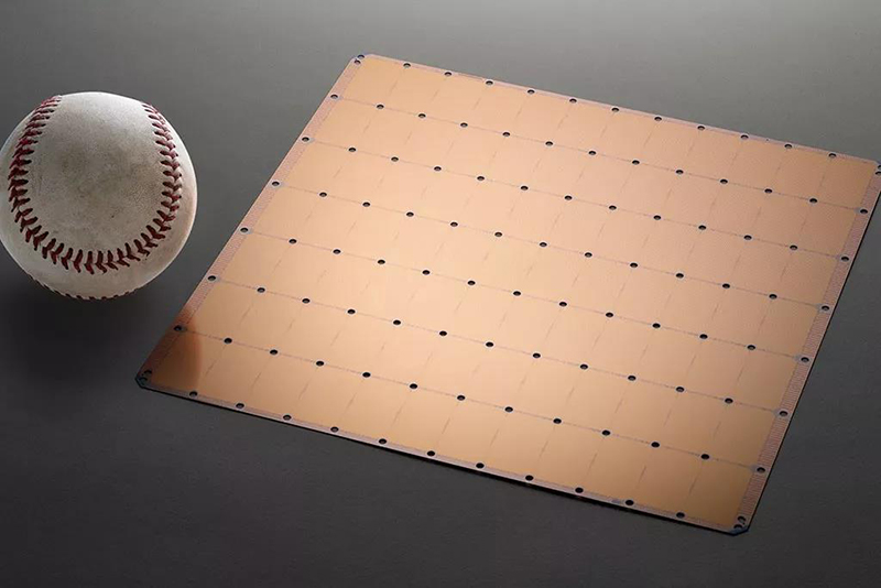 史上最大芯片跟棒球的对比.jpg