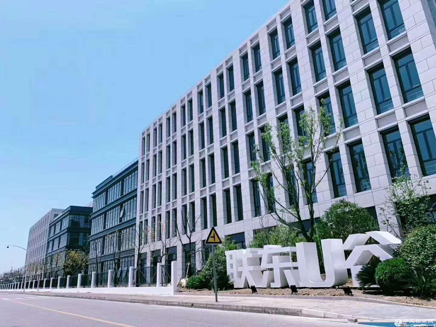 广州绕城高速边，产学研一体化园区厂房出售，50年产权带地铁 ，700-1万方厂房灵活分割