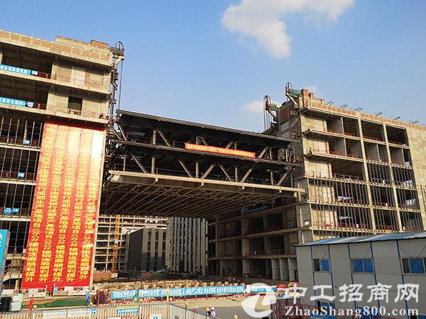 国内建筑最宽钢连廊提升就位