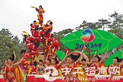世园会开园首日3.5万人入园参观 花车巡游常态化表演