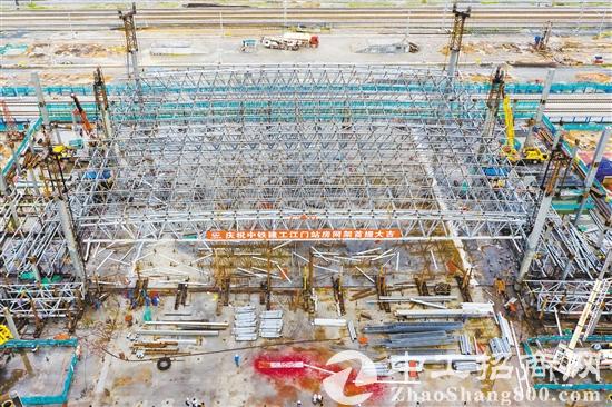 江门站站房钢构网架首次提升 历时5小时完成