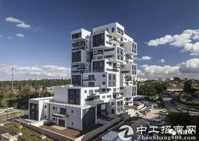 “空中别墅”实现了这一创新，每户都有一个大型露台
