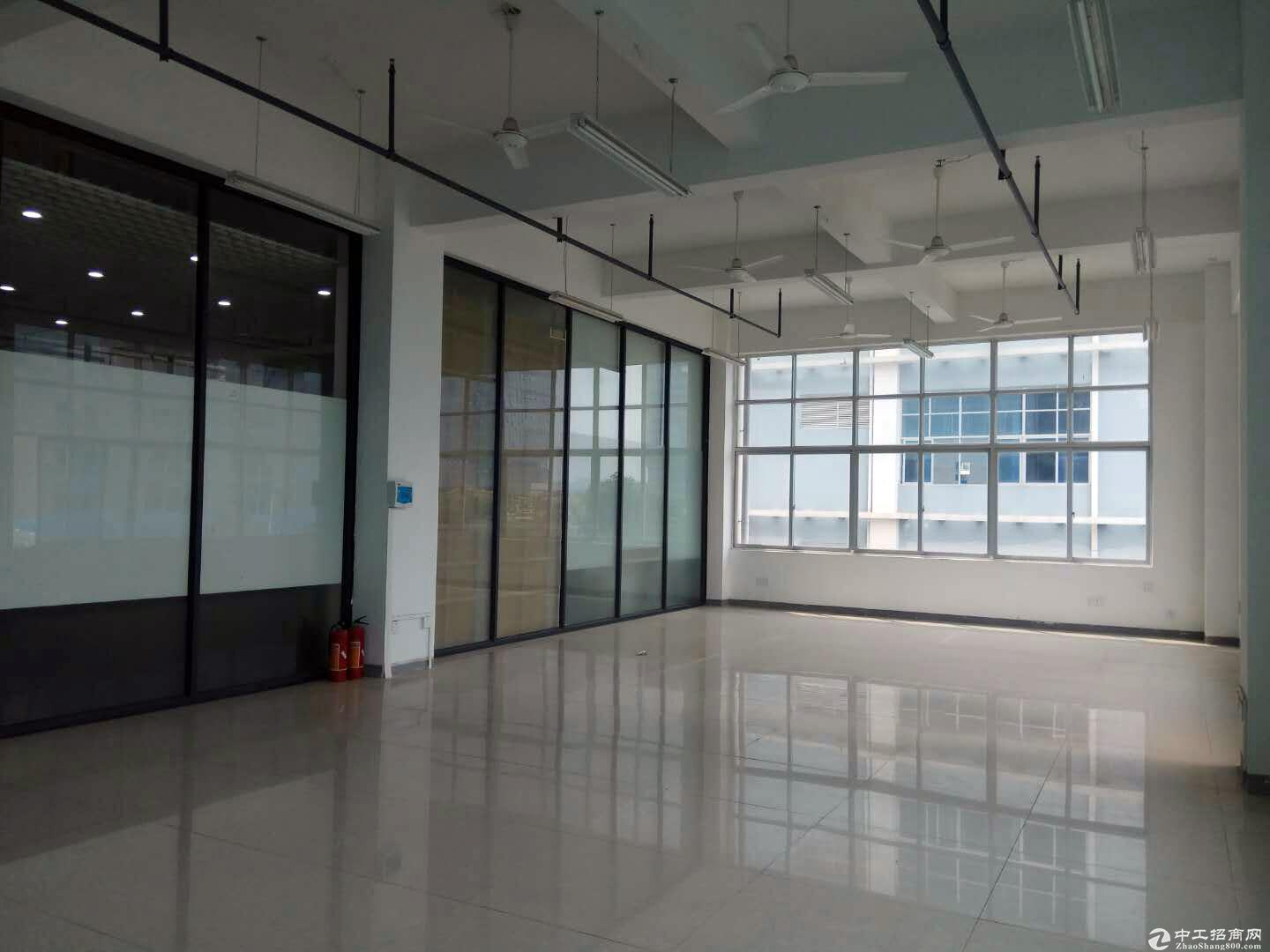 经开区 标准厂房 168平米精装办公室
